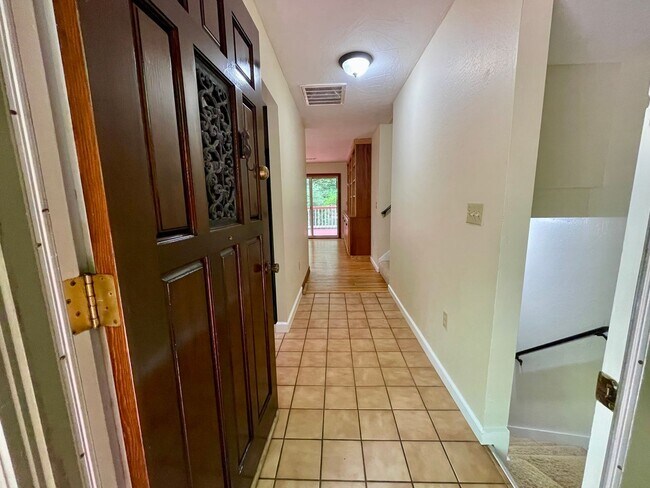 Foto del edificio - 4 bed, 3 bath split-level home in a private, forested setting (Bayside)