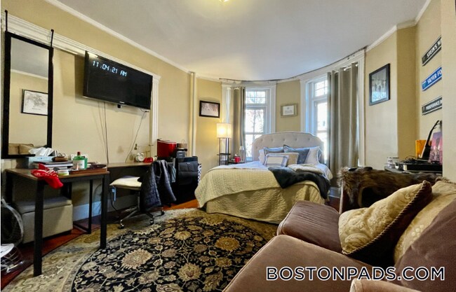 Building Photo - 10 Strathmore Rd