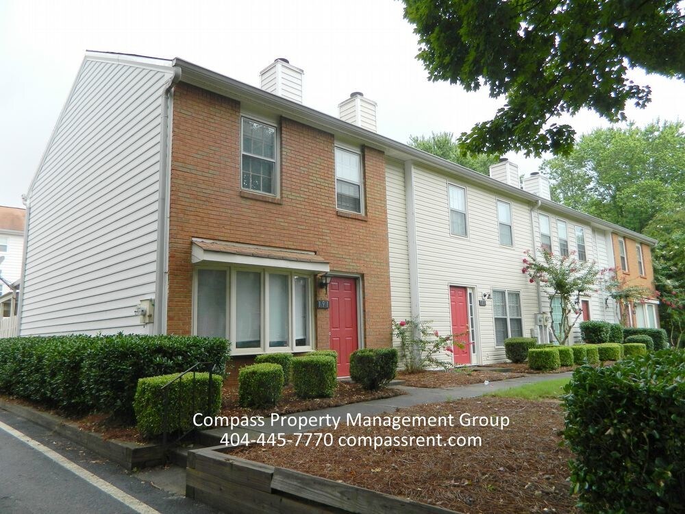 Foto principal - Roswell Townhome with Two Master Bedrooms