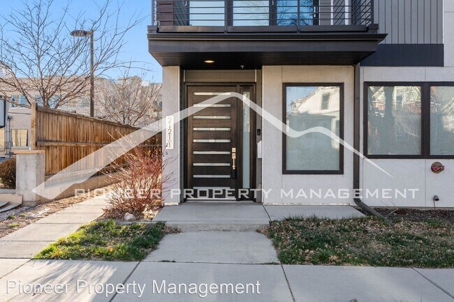 Building Photo - 3 br, 2.5 bath House - 2121 N Marion St. #1