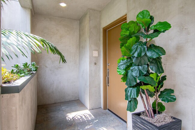 Building Photo - 357 N Hayworth Ave