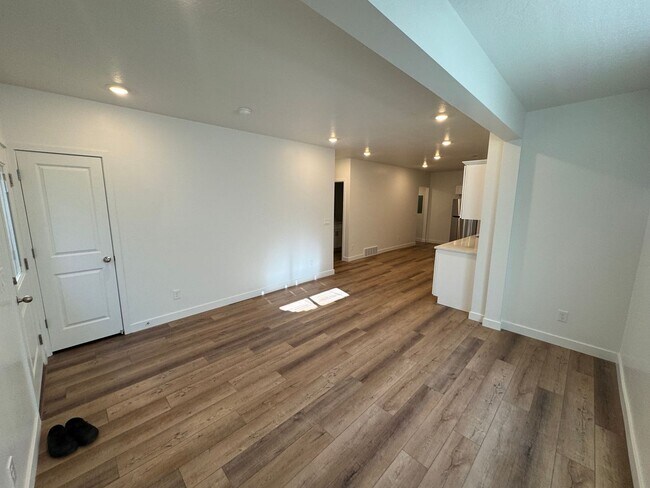 Foto del edificio - Recently Finished Basement! 3 bed 2 bath - in unit laundry!