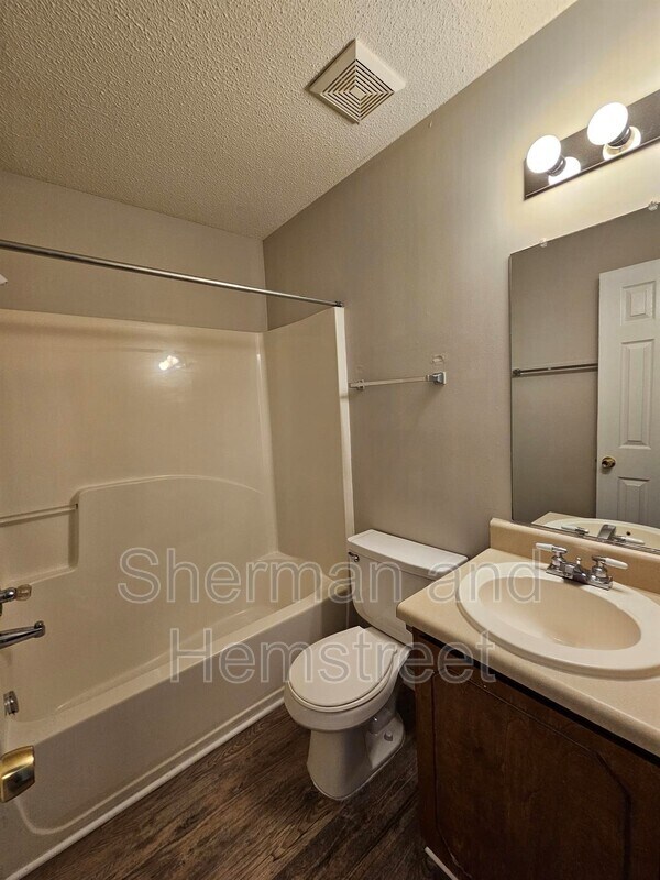 Building Photo - 406 Commons Dr