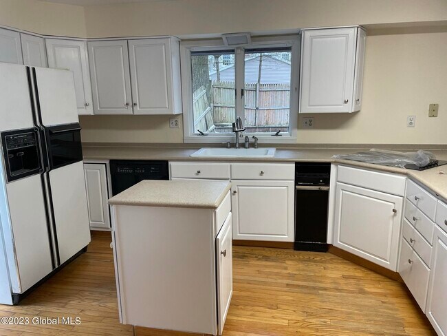 Foto del edificio - 24 Tamarack Ln