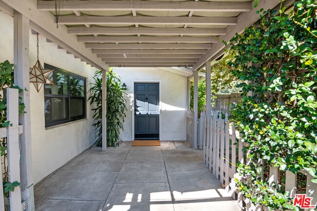 Building Photo - 492 E Calaveras St