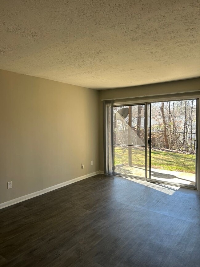 Building Photo - Great Location!