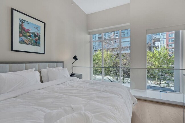 Photo du bâtiment - 161 E 1st Ave