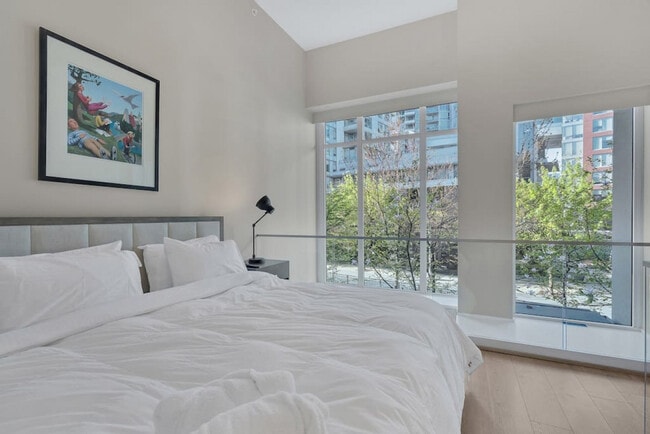 Photo du bâtiment - 161 E 1st Ave