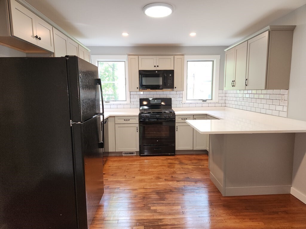 Primary Photo - 10 Holmes St