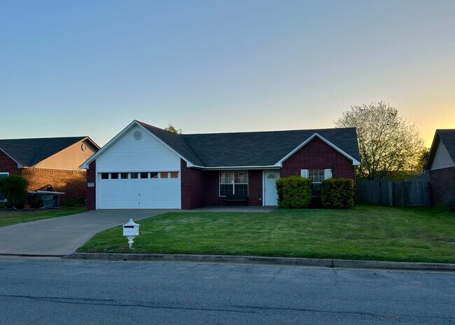 Foto del edificio - Gorgeously Updated 3 Bed 2 Bath 2 Car Garage