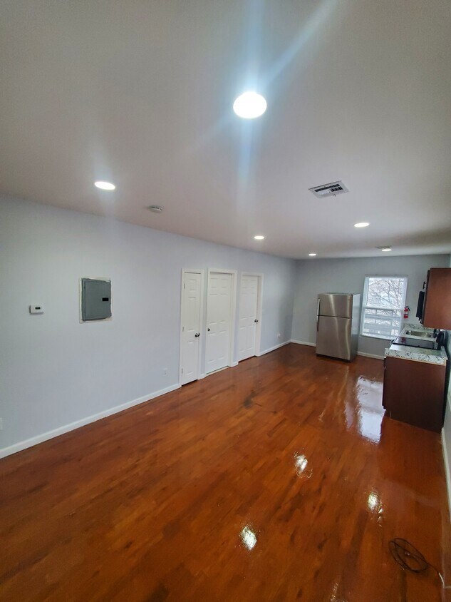 Primary Photo - 250 Inslee Pl