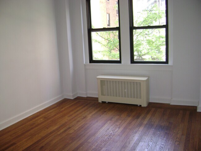 Building Photo - Charming Large Studio