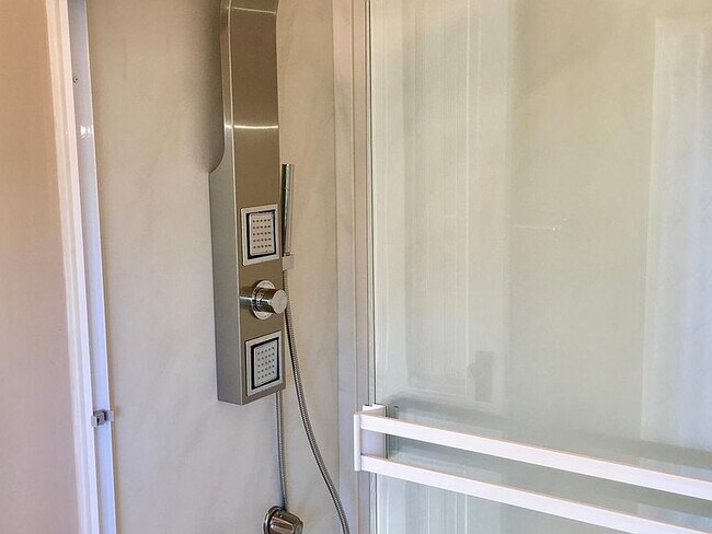 Foto del edificio - 225 Roosevelt Way