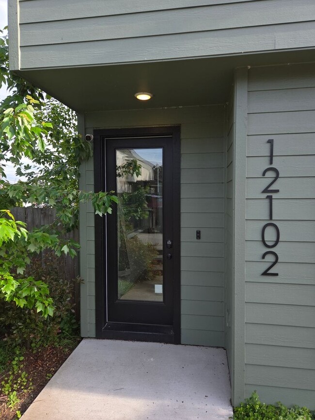 Photo - Sleek & Chic! 2 level 2 Bed/1.5 ba 814 Sf House