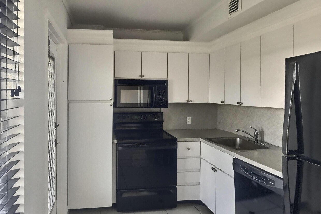 Primary Photo - 3100 N Palm Aire Dr