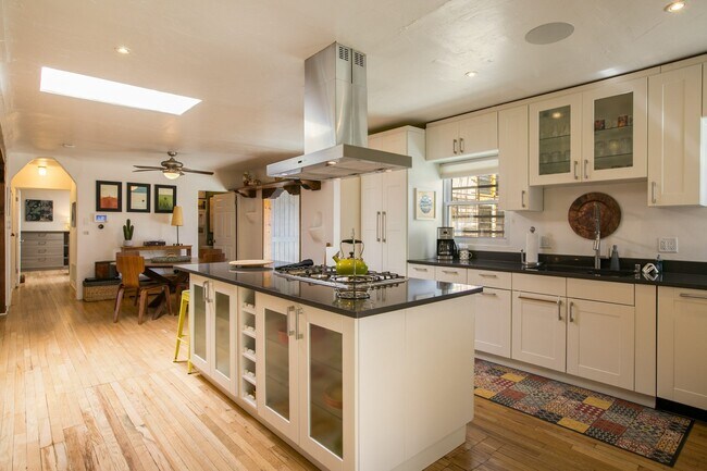 Foto del edificio - 610 Carlisle Blvd SE