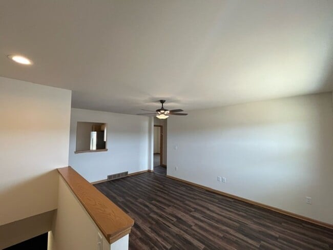 Building Photo - 517