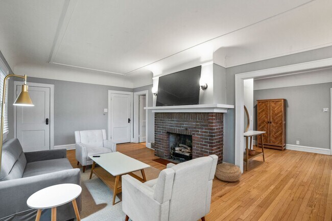 Foto del edificio - Rare quality UWM Flat , Walk to Campus!
