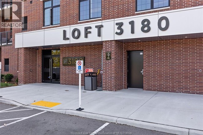 Building Photo - 3180 Meadowbrook Ln