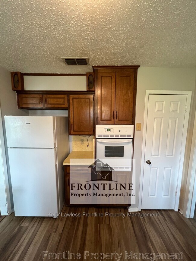 Building Photo - 3 Bedroom Home - Large fenced backyard! Gr...