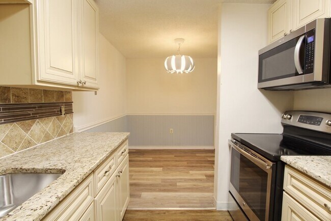 Building Photo - 32 Silver Hill Ln