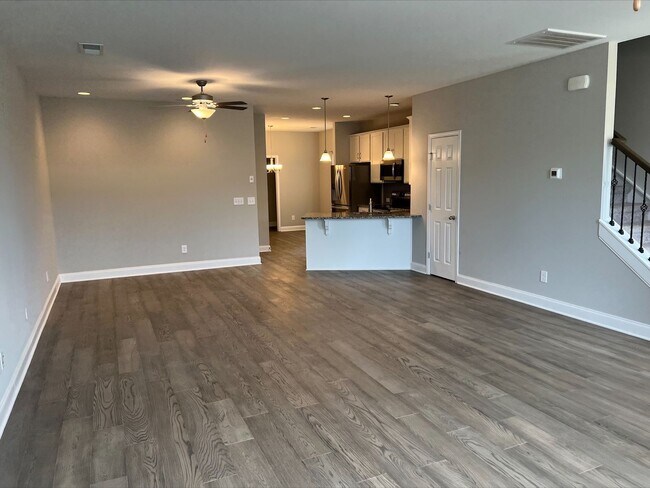 Building Photo - Beautiful Open Concept in a Convenient Loc...