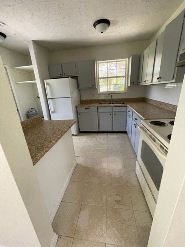 Building Photo - 2 Bed 1 Bath Home | Pet Friendly | Washer ...