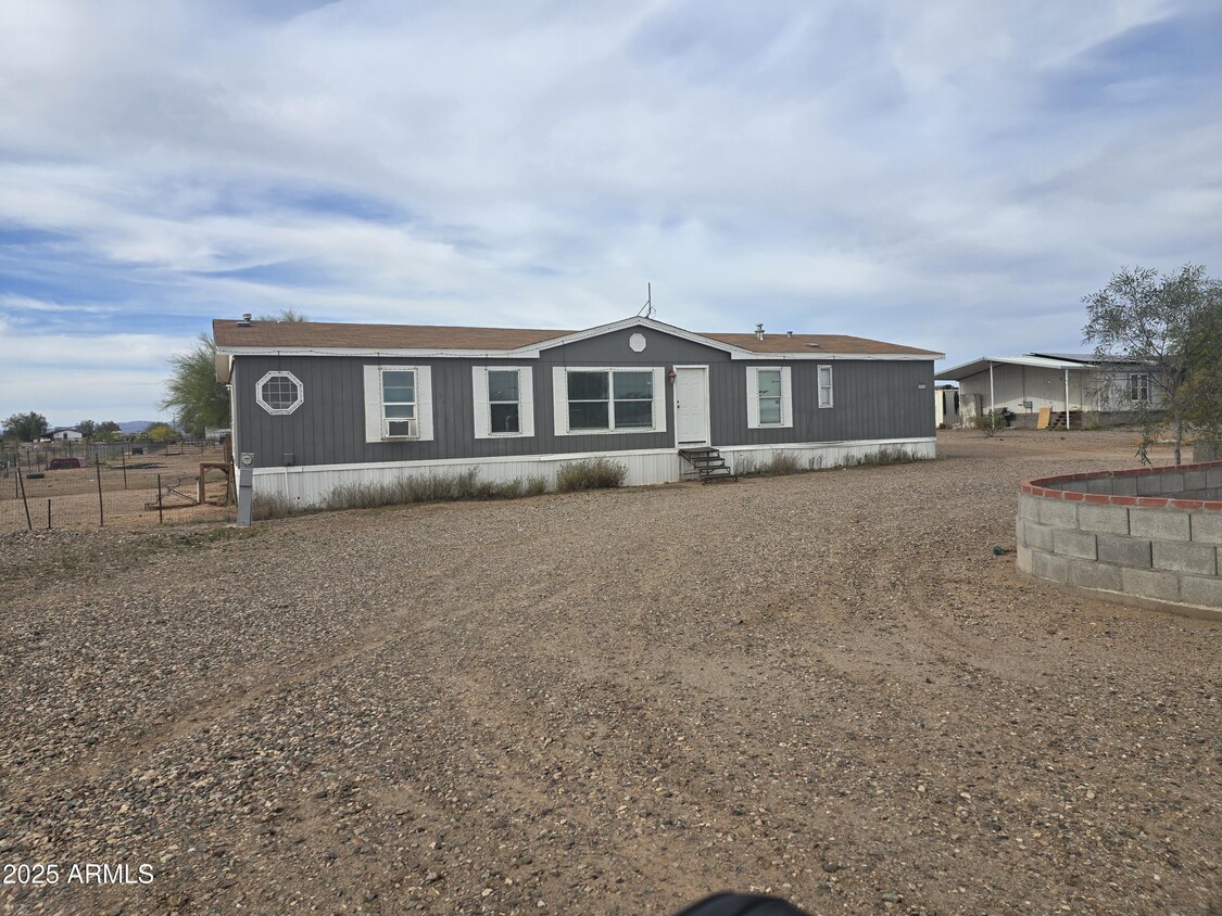 Primary Photo - 22548 W Skinner Dr