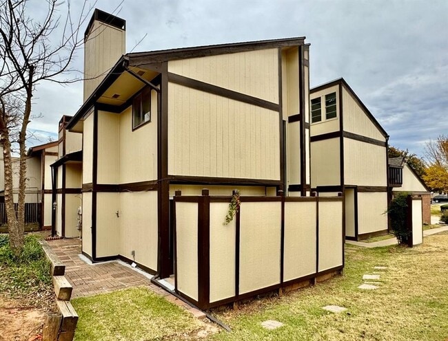 Building Photo - 1824 Windhill Ave