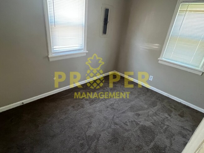 Building Photo - 2 bedrooms 1 bathroom house