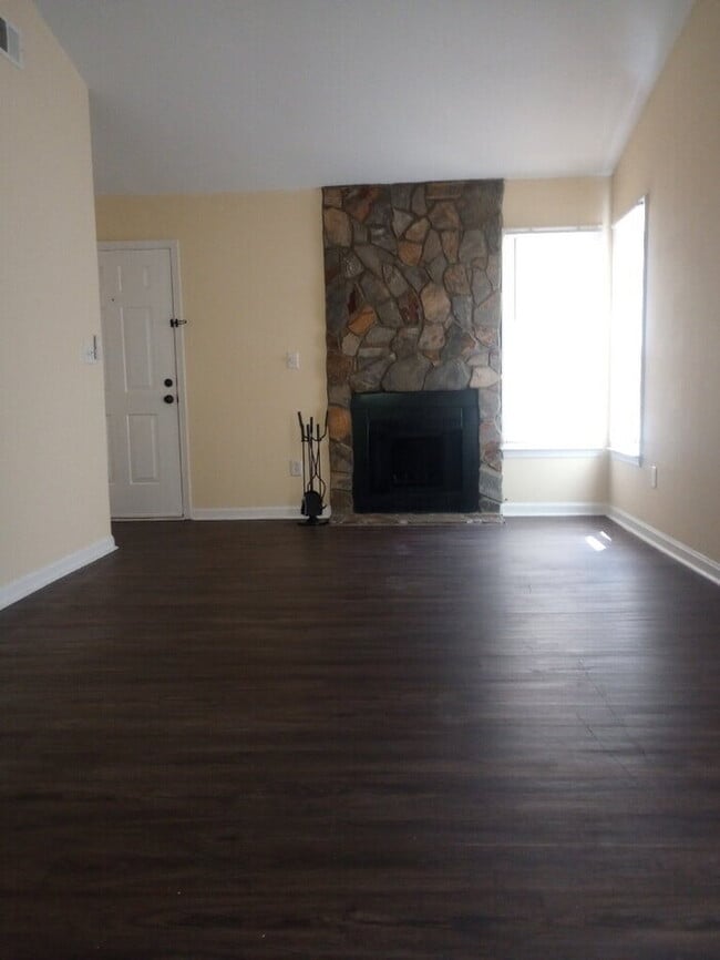 Building Photo - 8 Charterhouse Ct