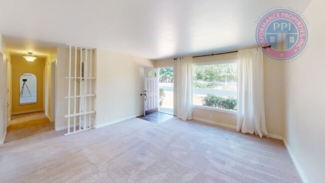 Building Photo - Cozy Cute Home In Quiet  Oregon City  Neig...