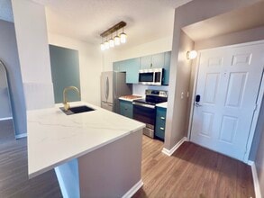 Building Photo - 630 S Sapodilla Ave