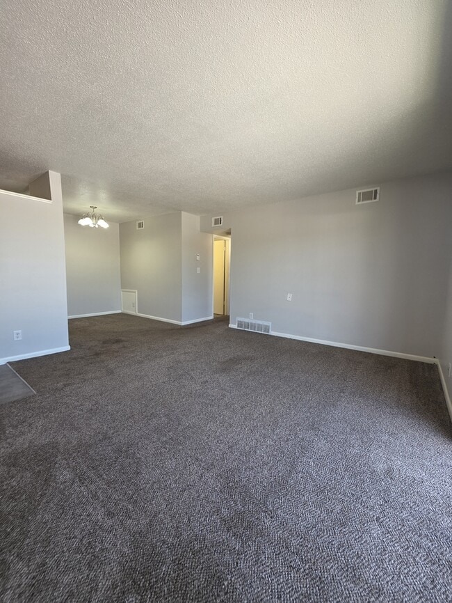 Building Photo - 802 Ruth Ann Dr