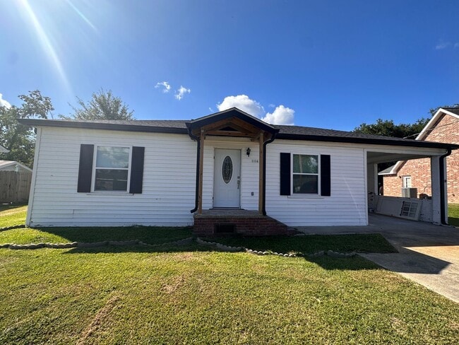 Building Photo - Great 3/2 in Sulphur!