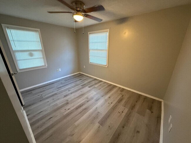 Foto del edificio - 3534 Farwood Dr