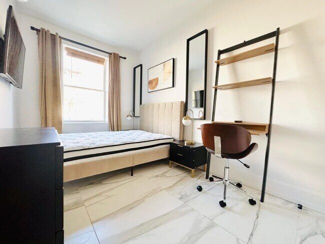 Foto del edificio - Furnished room/NOT APARTMENT