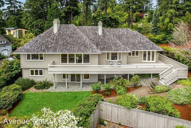 Building Photo - 9 92nd Ave NE