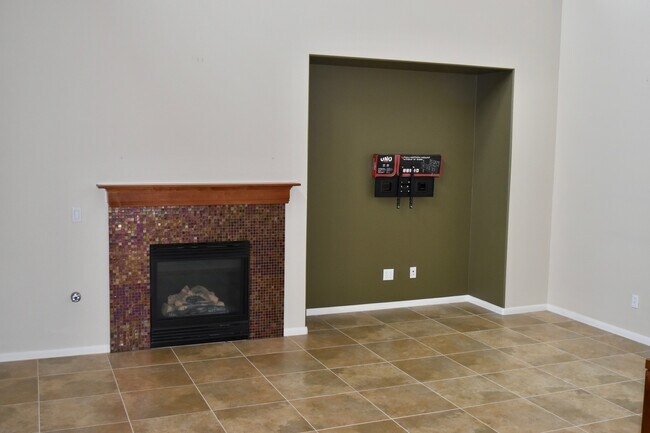 Foto del edificio - $3,800- 3 Bed 2 Bath Condo at Clover Commu...