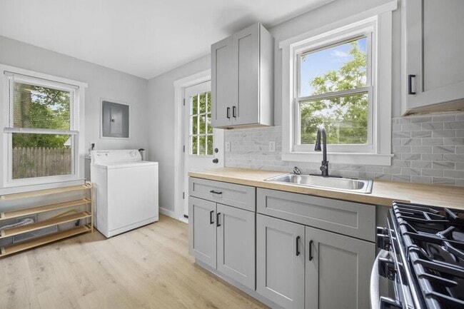 Building Photo - 346 E Bernhard Ave