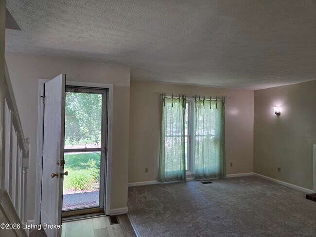 Foto del edificio - 4204 Holly Tree Dr