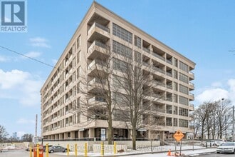 Building Photo - 1-401 Leaside Park Dr