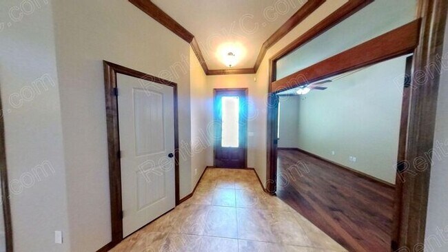 Foto del edificio - 3/2 plus office in gated SW neighborhood