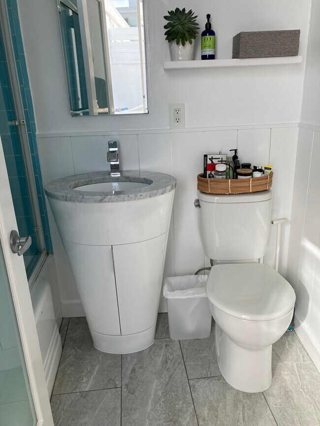 Updated bathroom - 1227 Oak St