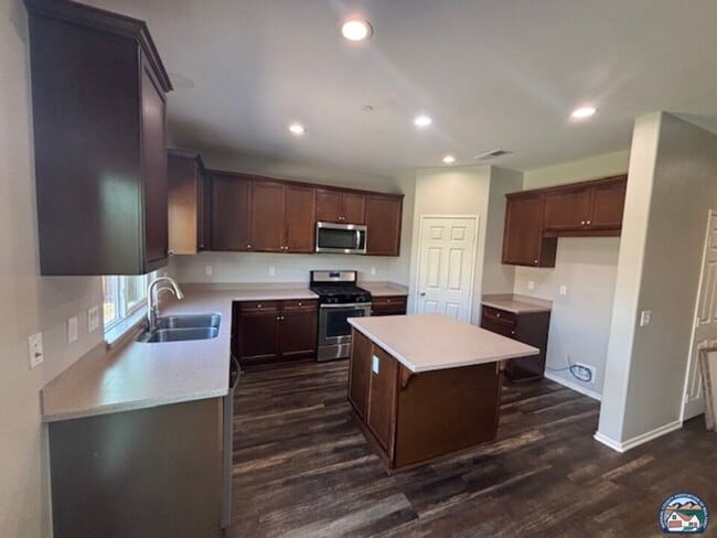 Building Photo - 642 Las Lomas St