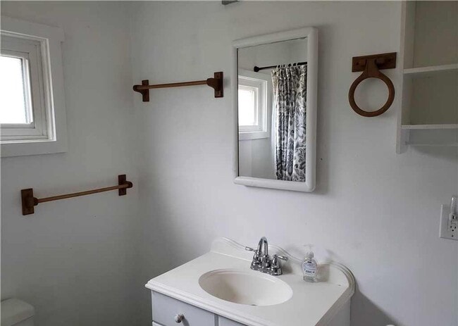 Building Photo - 2 BD 1 BA home with easy transit