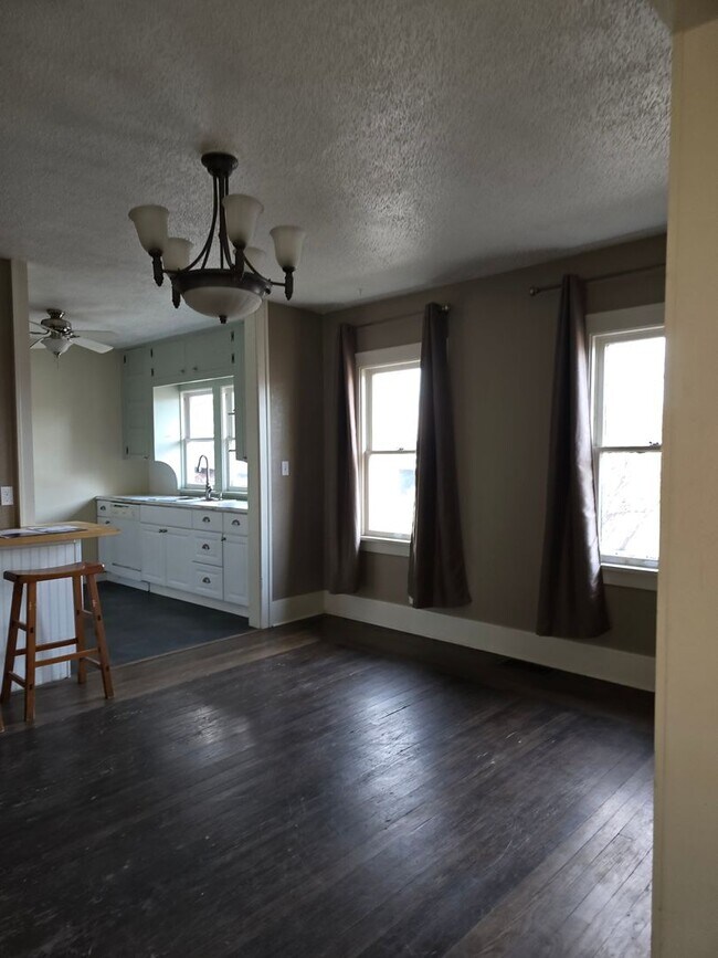 Foto del edificio - Big Tree Charmer 2 bed 1 bath.