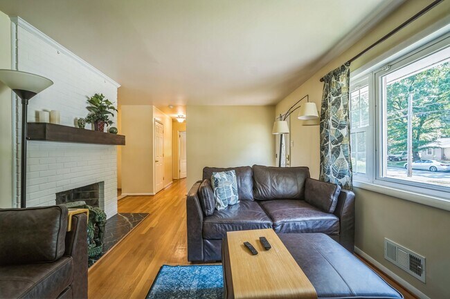 Building Photo - Charming 4 Bedroom Brick Home - Ideal Loca...