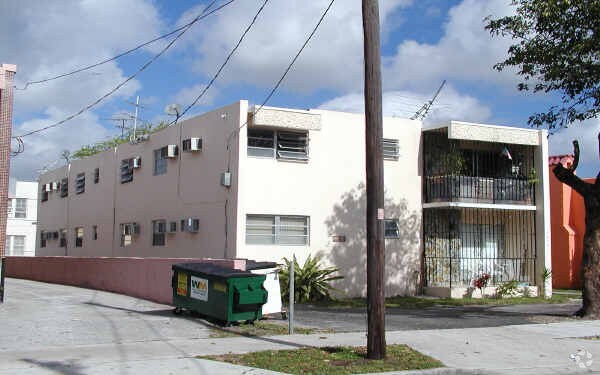Building Photo - 1529 SW 5th St