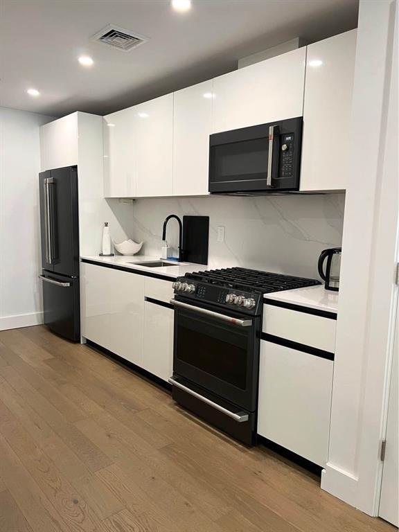 Foto del edificio - 1670 E 19th St